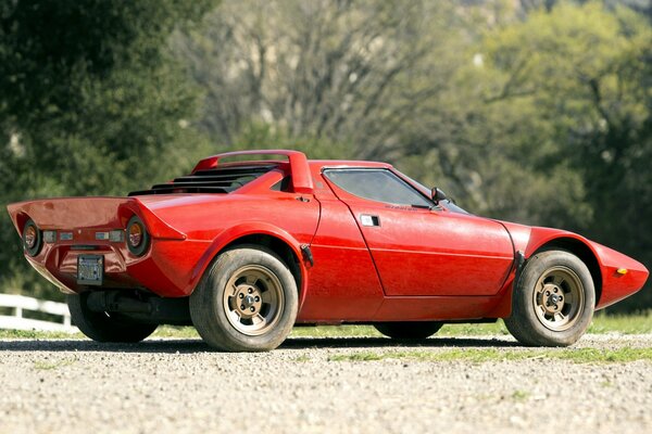 Ein seltenes Auto der roten Farbe lancia stratos von 1973