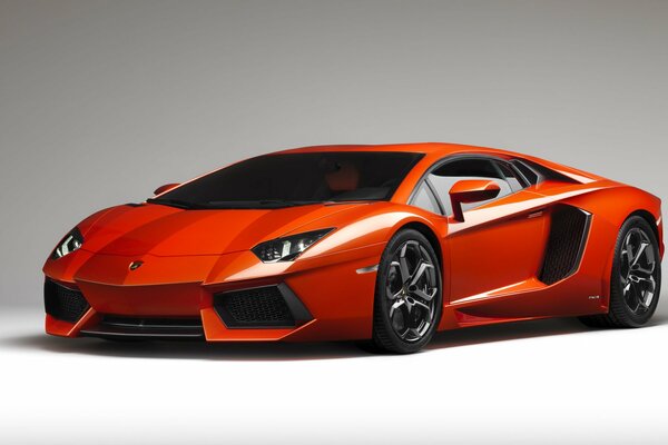 Sportowy czerwony samochód Lamborghini