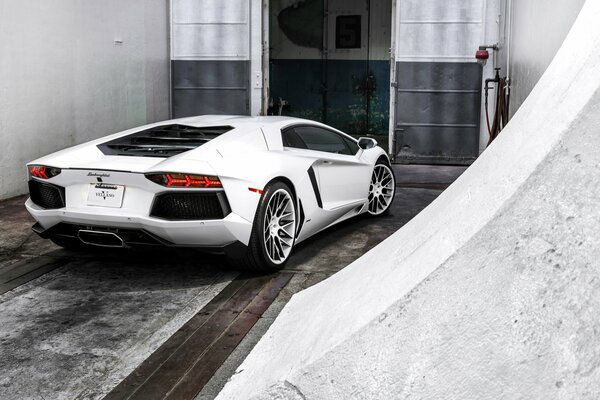 Weißer Lamborghini aventador lp700-4 in der Garage