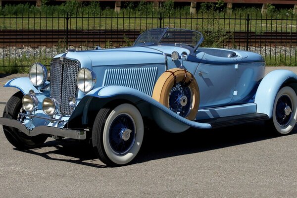 Oldtimer in der Stadt auf dem Hintergrund des grünen Grases im Park