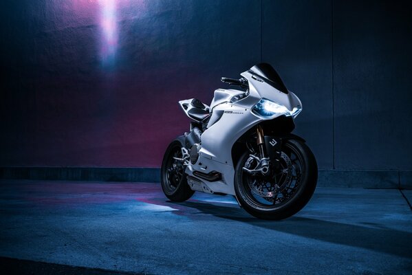Weißes Motorrad der Marke ducati im Neonlicht