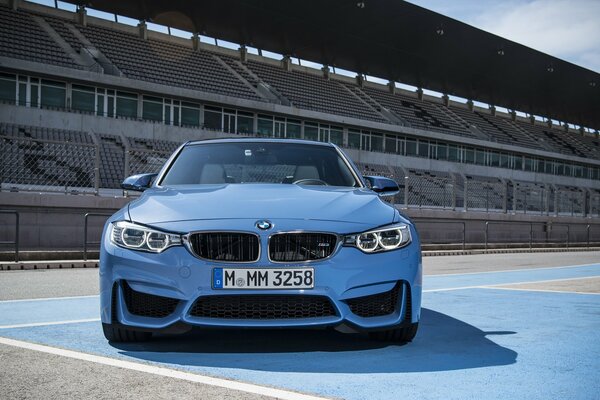 Elegante sedán bmw M3 en el estadio