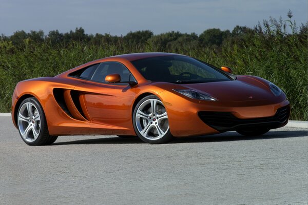 McLaren de fuego contra el cielo azul