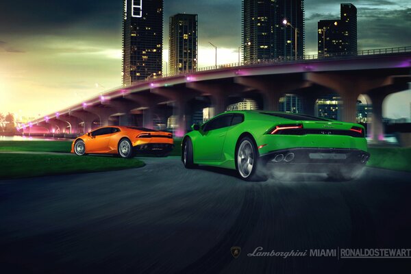 Lamborghini mit Geschwindigkeit kommt in die Kurve