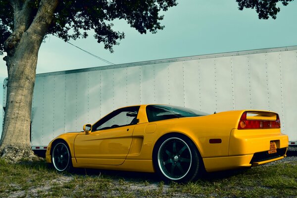 Voiture jaune sur fond d herbe