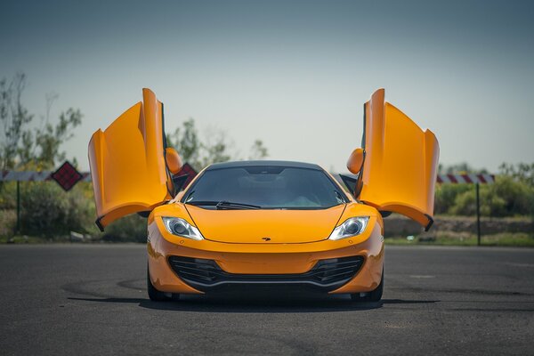 McLaren mp4-12C naranja con puertas abiertas