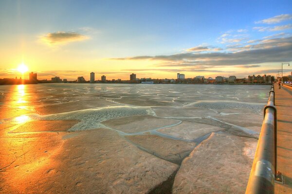 Témpanos de hielo congelados cerca del puente en la luz del sol