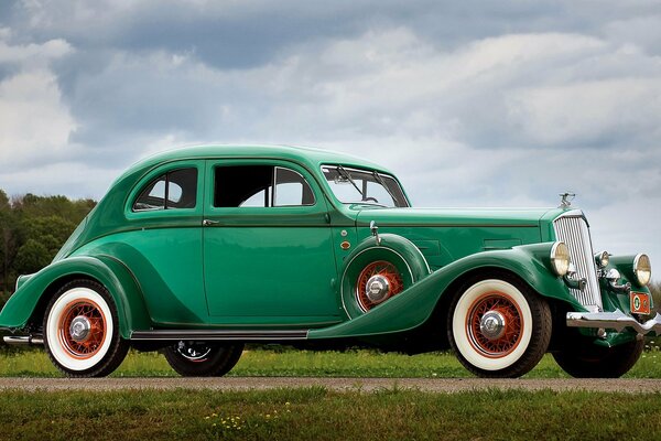 Restauriertes Retro-Auto auf dem Feld