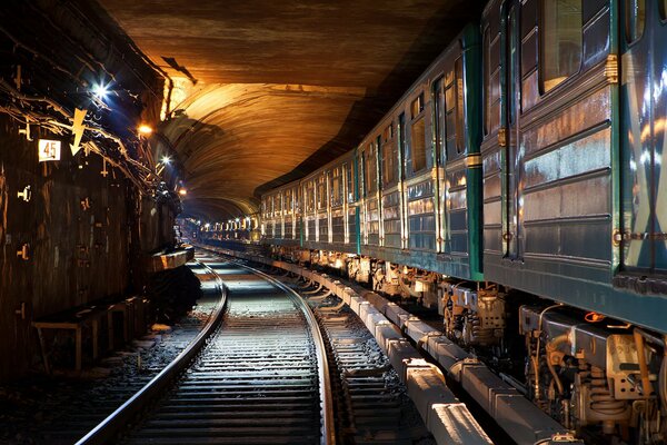 De un túnel iluminado por la luz llega un tren
