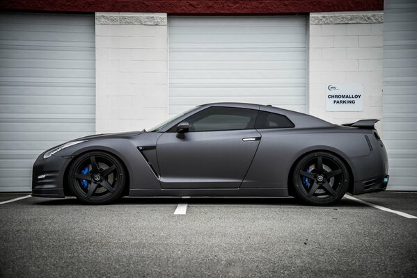 Voiture de Nissan de gris avec les Jantes noires