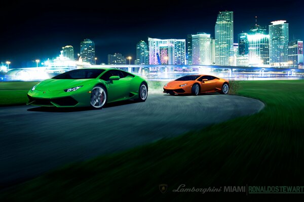 Macchine verdi e arancioni sul ponte