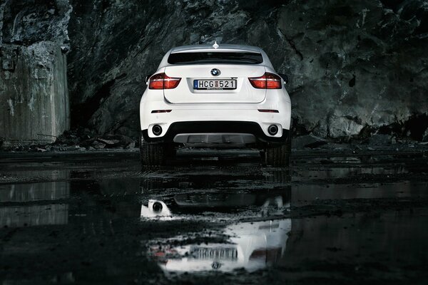 Coche BMW blanco sobre fondo gris