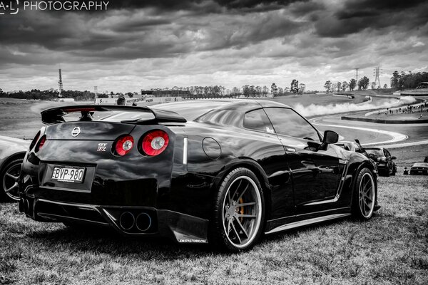 Auto nera R35 nissan skyline contro il cielo