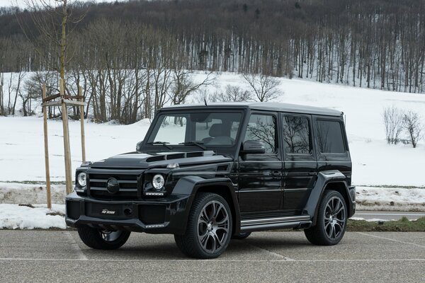 Mercedes Benz G-Klasse vor dem Hintergrund eines verschneiten Waldes