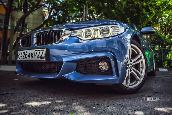 Voiture bleue pour nous pare-chocs vaut la peine