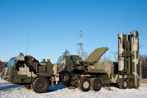 Le système de missiles antiaériens Triumph vise le ciel hivernal