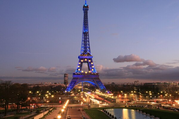 Der nächtliche Eiffelturm in Paris