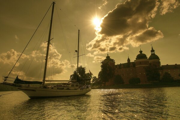 Yacht à schvedzi sur le lac Mälaren