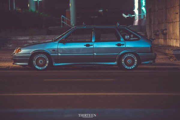 Lada trece de pie en el camino