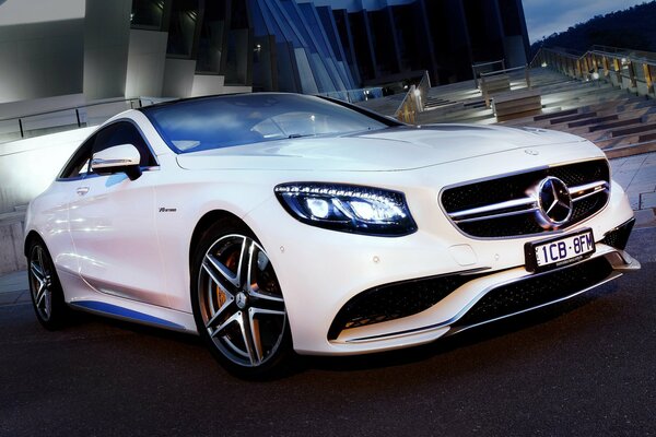 Belle voiture blanche Mercedes-Benz coupé