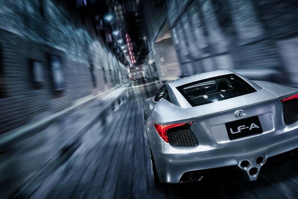 Silber Lexus Bewegung mit Geschwindigkeit