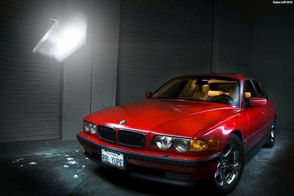 Couleur rouge voiture BMW sept