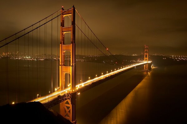 Nocny most w świetle latarni