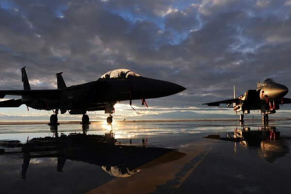 Avions de chasse sur fond de ciel nocturne