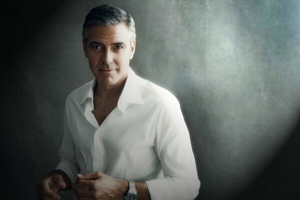 George Clooney es un bombón en una camisa blanca