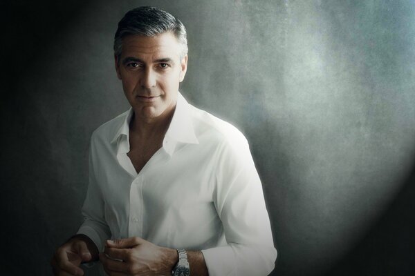 George Clooney-ragazzo in camicia bianca