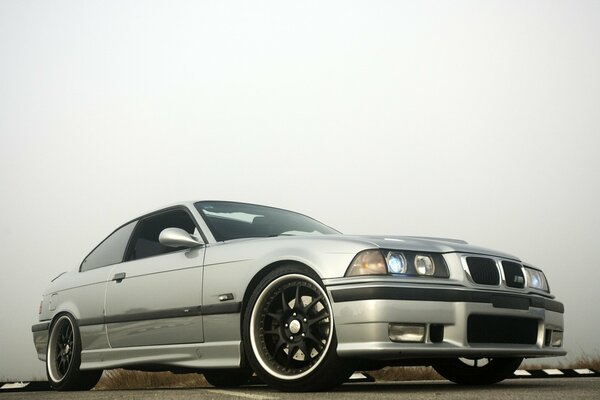 Coche plateado bmw e36