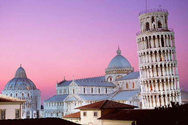 Torre Pendente di Pisa contro il cielo rosa