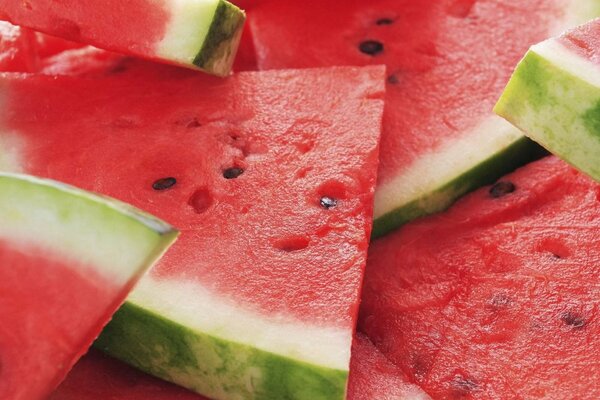 Rote Wassermelone mit schwarzen Knochen