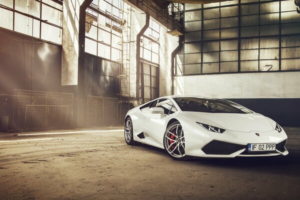 La nuova supercar è una Lamborghini bianca. Vista frontale