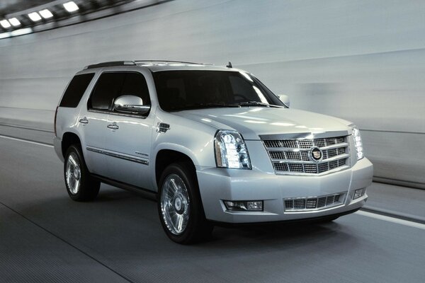 Cadillac gris Monte à la vitesse