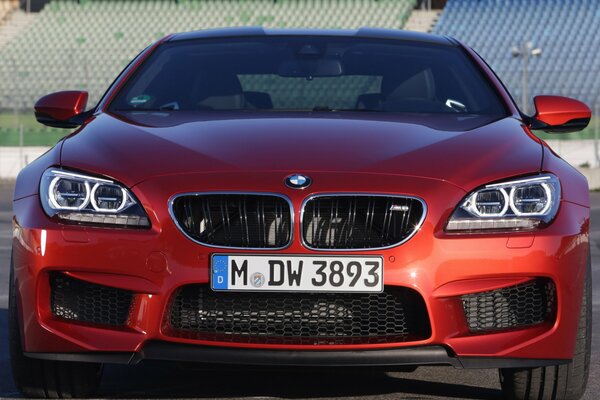 Ein rotes BMW-Auto vor dem Hintergrund der Tribünen