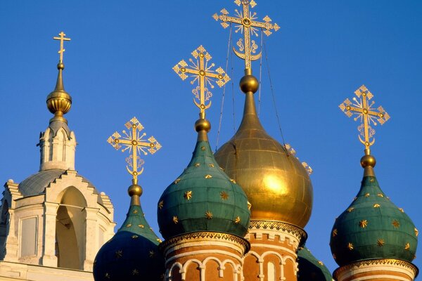 Die zum Himmel aufragenden Kuppeln der Kathedrale