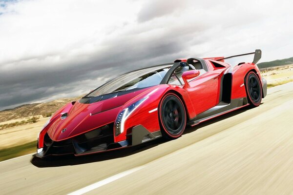 Coche rojo lamborghini en la carretera