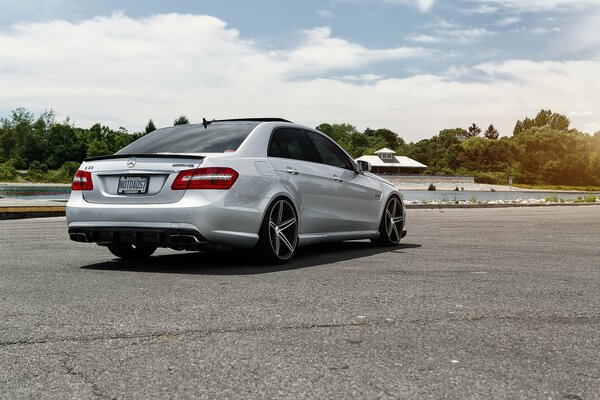 Mercedes Benz gris con los discos frescos