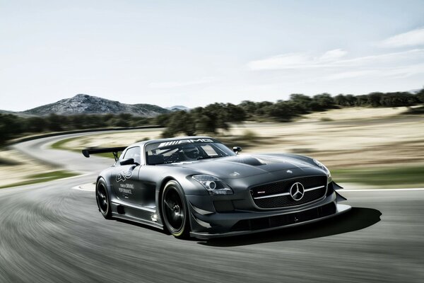 Un Mercedes Benz privado plateado en la pista