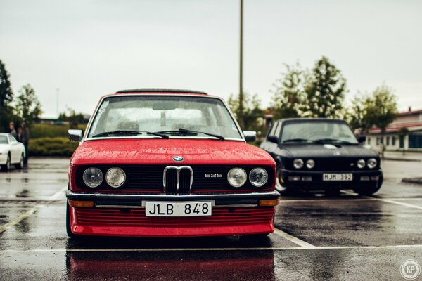 Ярко-красный BMW M5 ретро-автомобиль