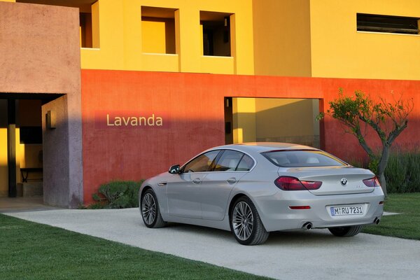 Voiture bmw série 6 parking au garage