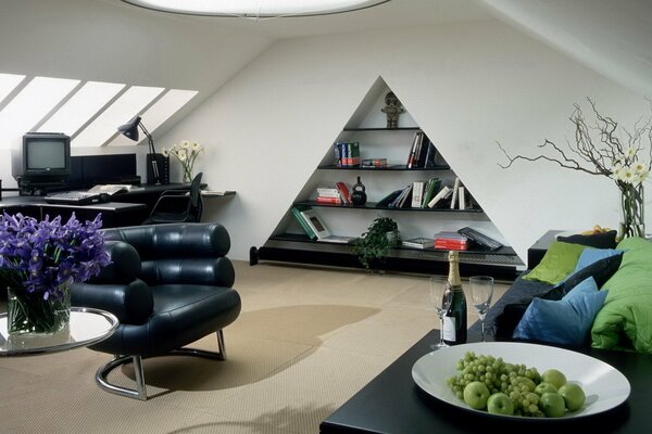 Design elegante del soggiorno. Divano con cuscini, poltrona in pelle, fiori, champagne e uva