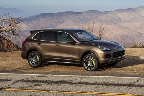 Gris coche SUV en el fondo de las montañas