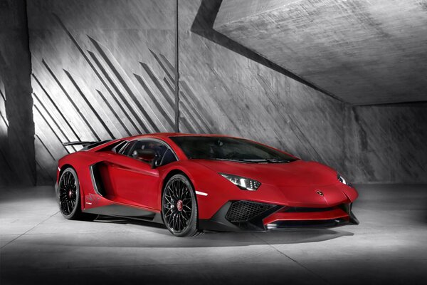 Lamborghini rouge tuning dans le garage