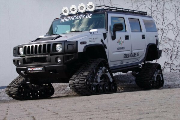 Hummer, the best SUV, giant bomber