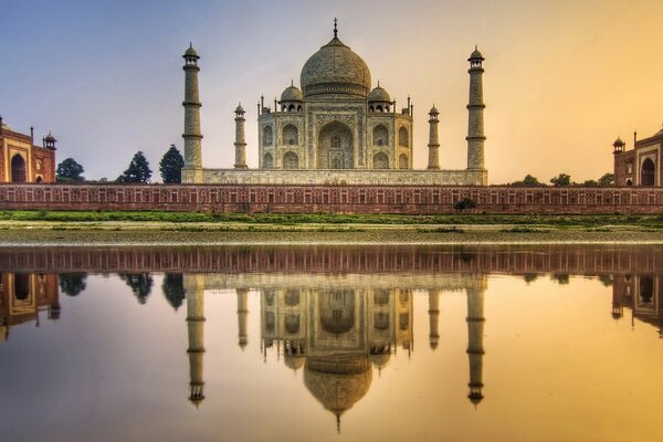 Rivière devant le mausolée du Taj Mahal en Inde