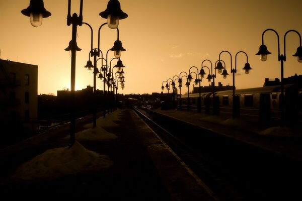 Lanterne d epoca lungo la ferrovia al tramonto