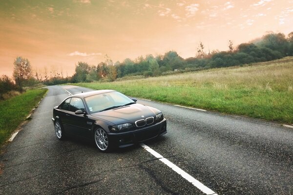 Coche BMW en el fondo de la carretera y la naturaleza