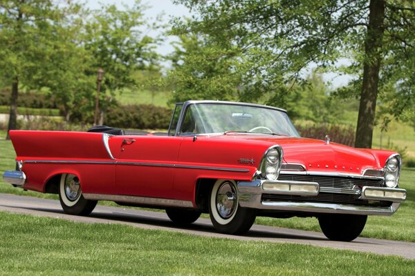 1957 Lincoln convertibile rosso